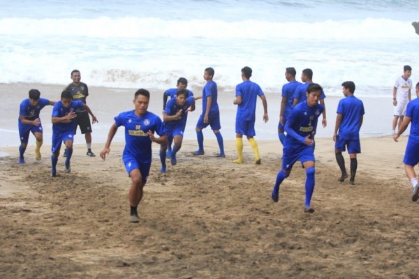 Arema FC Gelar Latihan Fisik di Pantai, Sejumlah Pemain Absen