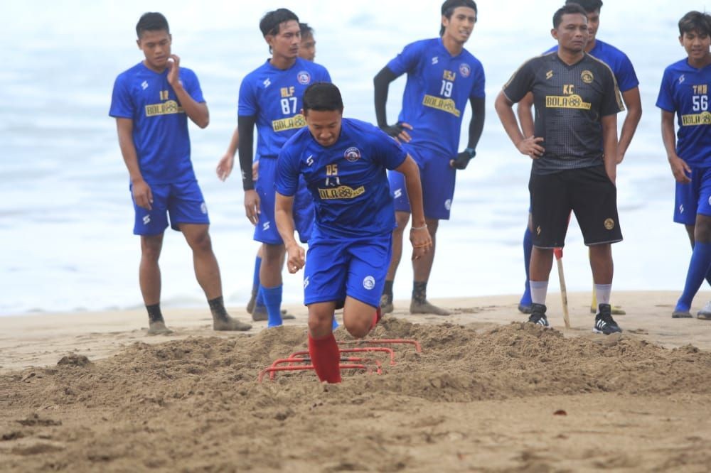 Arema FC Gelar Latihan Fisik di Pantai, Sejumlah Pemain Absen  