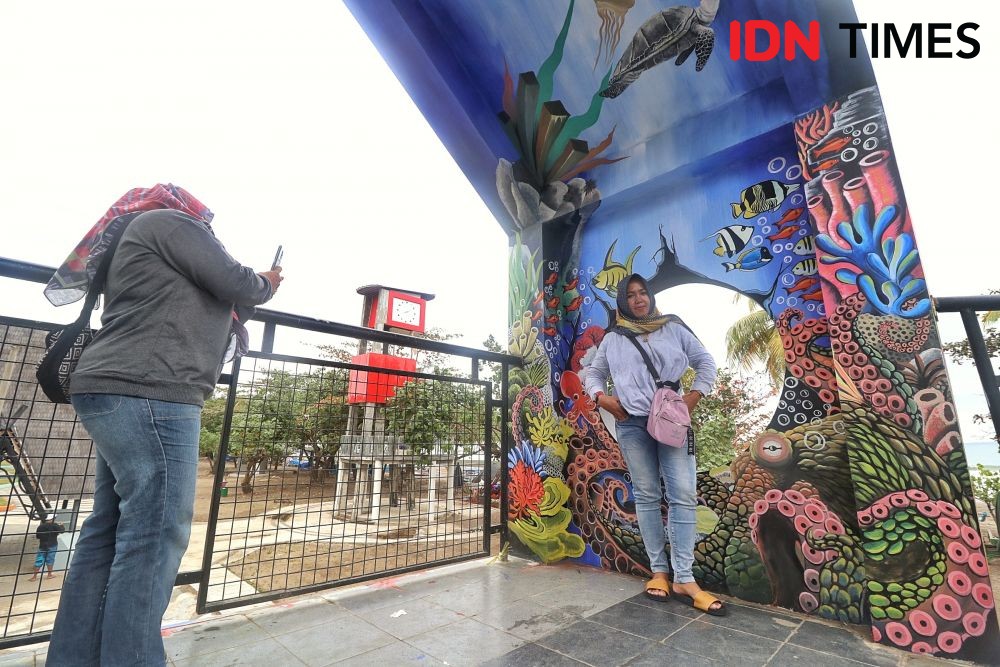 Berkarya di Tengah Pandemik, Seniman Pangandaran Lukis Dinding Skywalk