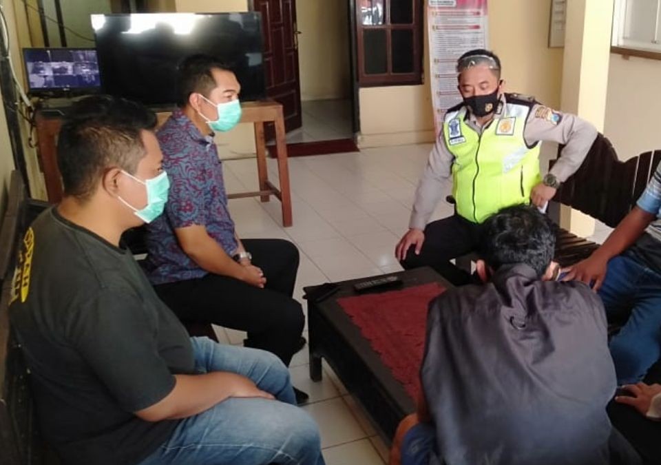 Harley Davidson Tabrak Truk di Jombang, Penumpang Patah Tangan