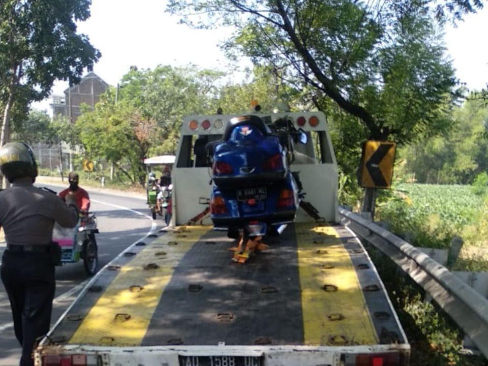 Harley Davidson Tabrak Truk di Jombang, Penumpang Patah Tangan