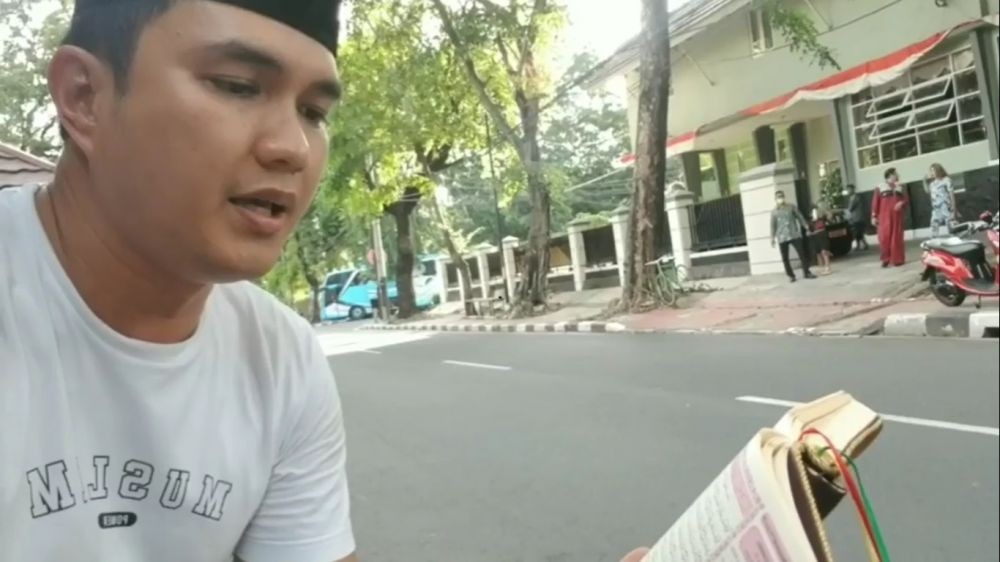 Kini Getol Ibadah, 10 Foto Aldi Taher Mengaji di Berbagai Kesempatan