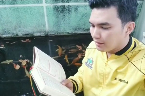 Kini Getol Ibadah, 10 Foto Aldi Taher Mengaji di Berbagai Kesempatan
