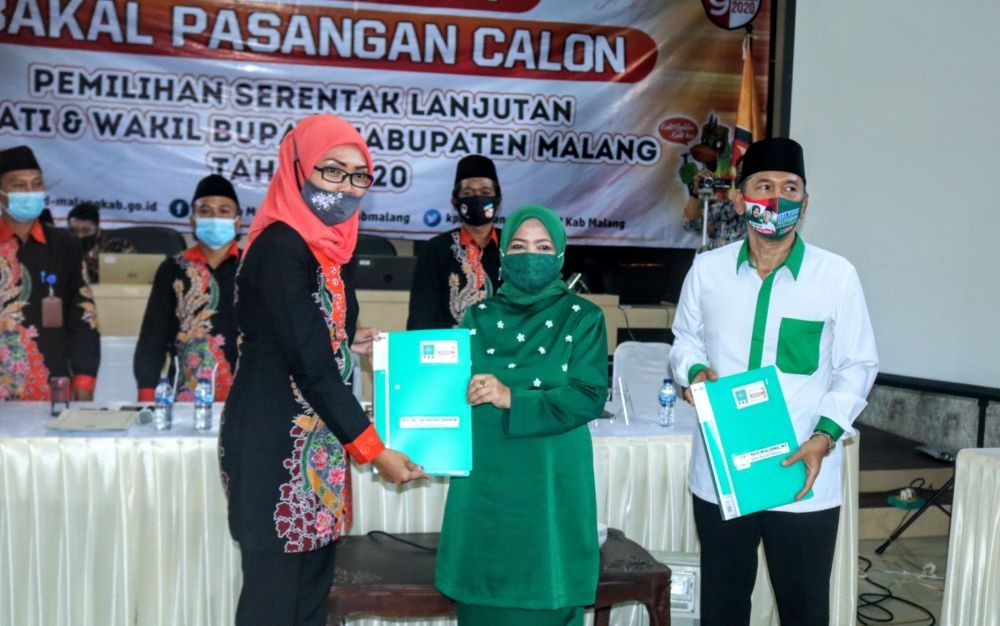 Daftar ke KPU Kabupaten Malang, Lathifah-Didik Naik Becak