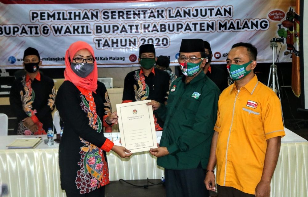 Daftar ke KPU Kabupaten Malang, Lathifah-Didik Naik Becak