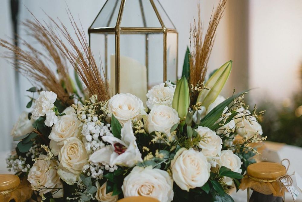 9 Dekorasi Pertunangan Banyu Biru, Berhiaskan Bunga Serba Putih