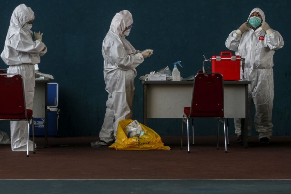 Ironi Pandemik, Nakes Terus Berguguran Karena APD Minim dan Kelelahan