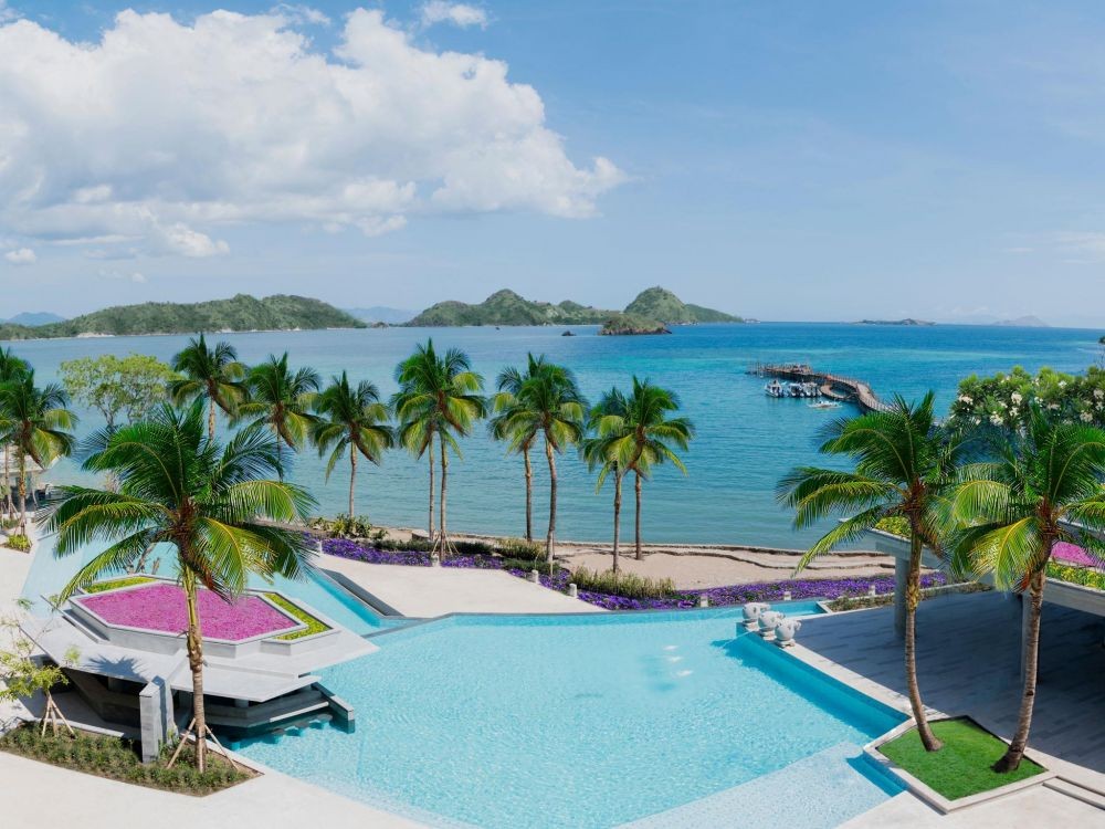 Kolam Renang Anak Dan Dewasa Di Tepi Pantai Picture Of Sylvia Resort Komodo Flores Tripadvisor