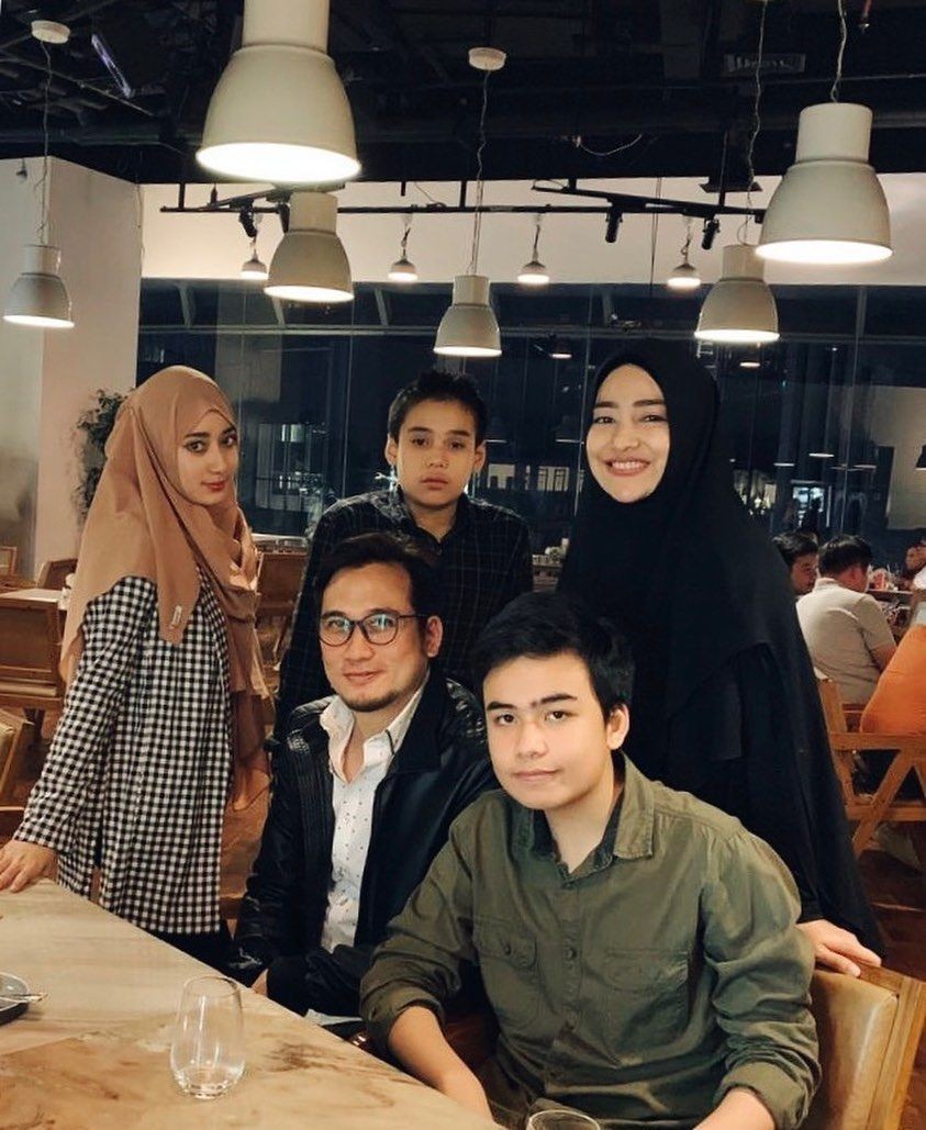 21 Tahun Menikah, 10 Potret Harmonis Keluarga Abi Umi TOP di Kenyataan