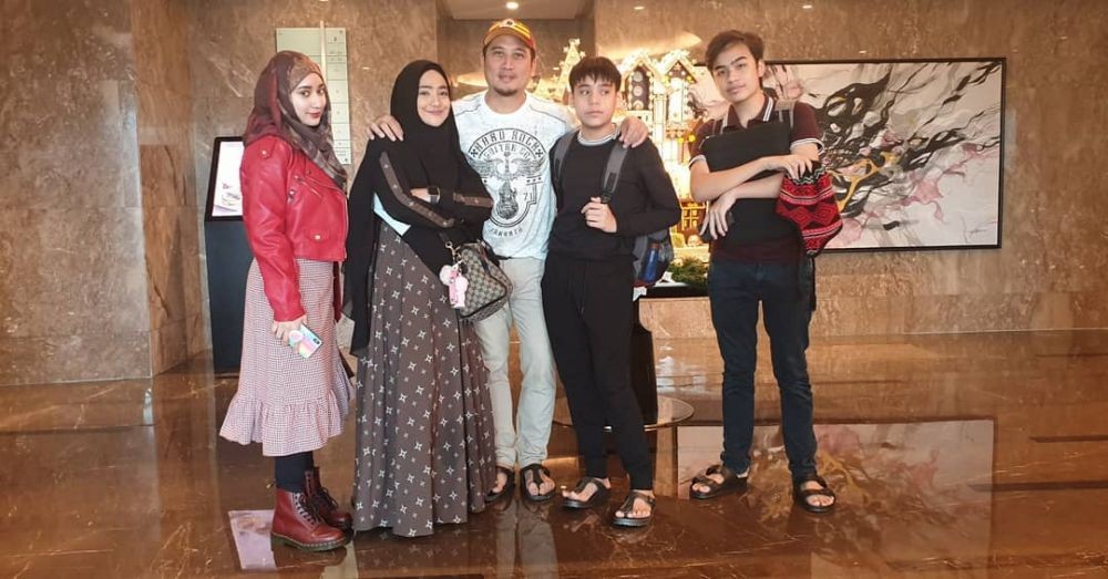 21 Tahun Menikah, 10 Potret Harmonis Keluarga Abi Umi TOP di Kenyataan