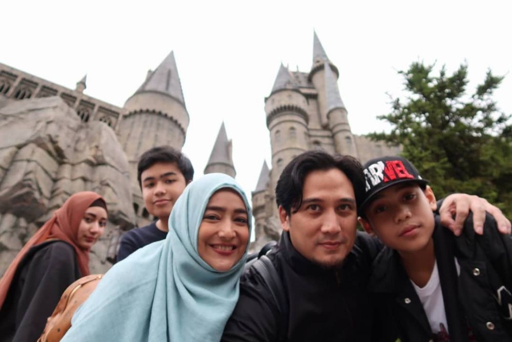 21 Tahun Menikah, 10 Potret Harmonis Keluarga Abi Umi TOP di Kenyataan