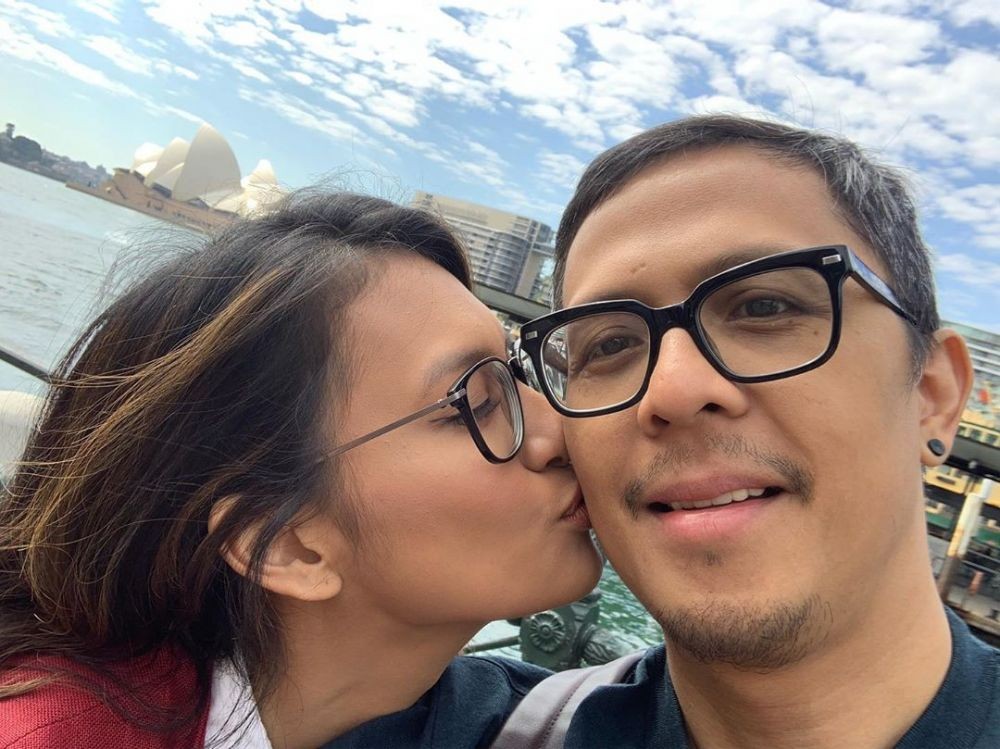 Sudah Jodohnya, 9 Artis Ini Jatuh di Pelukan Sutradara