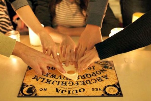 5 Fakta dan Sejarah Papan Ouija Ini Gak Banyak Orang Tahu