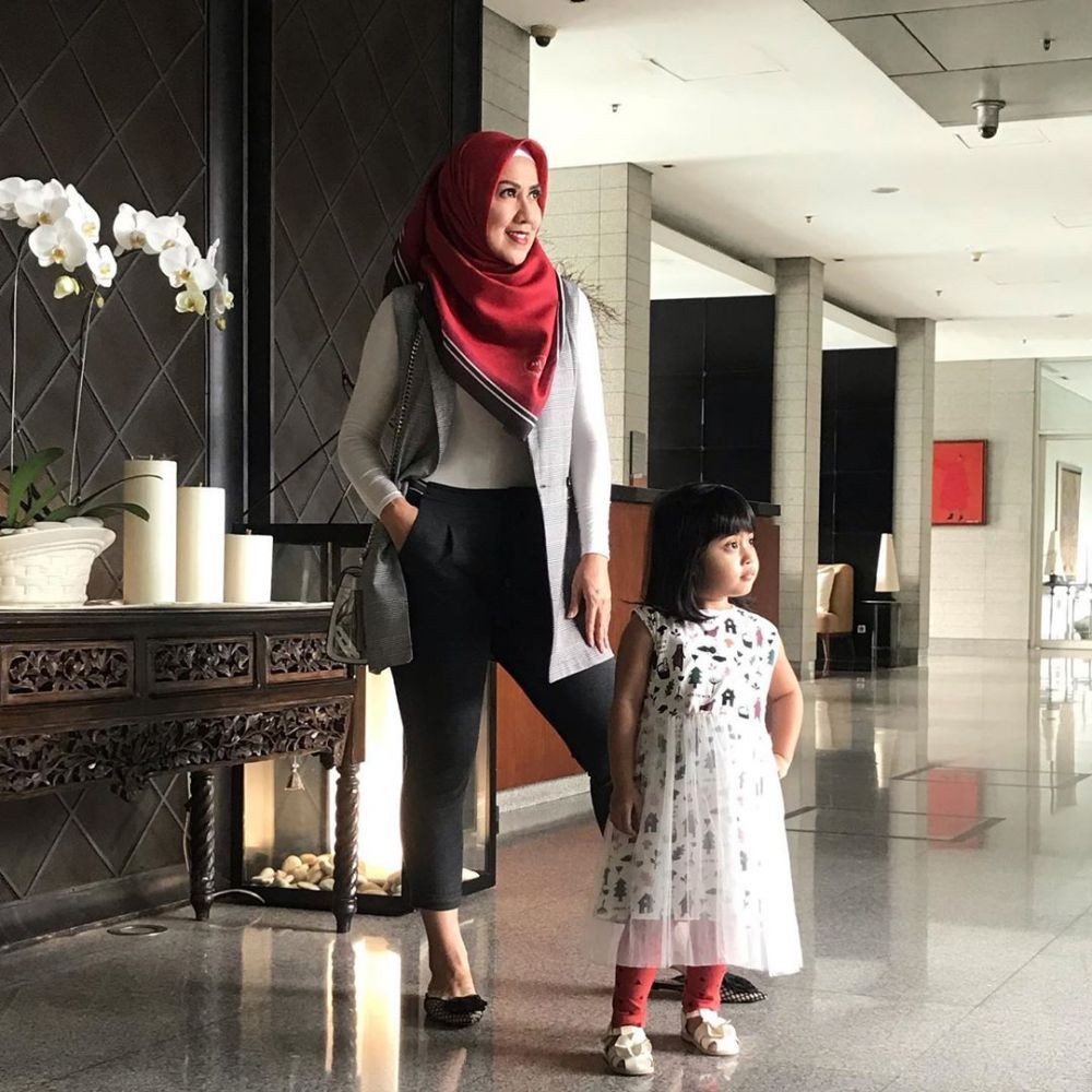 Bak Remaja, 10 Gaya Hits Venna Melinda Hangout Bareng Anak