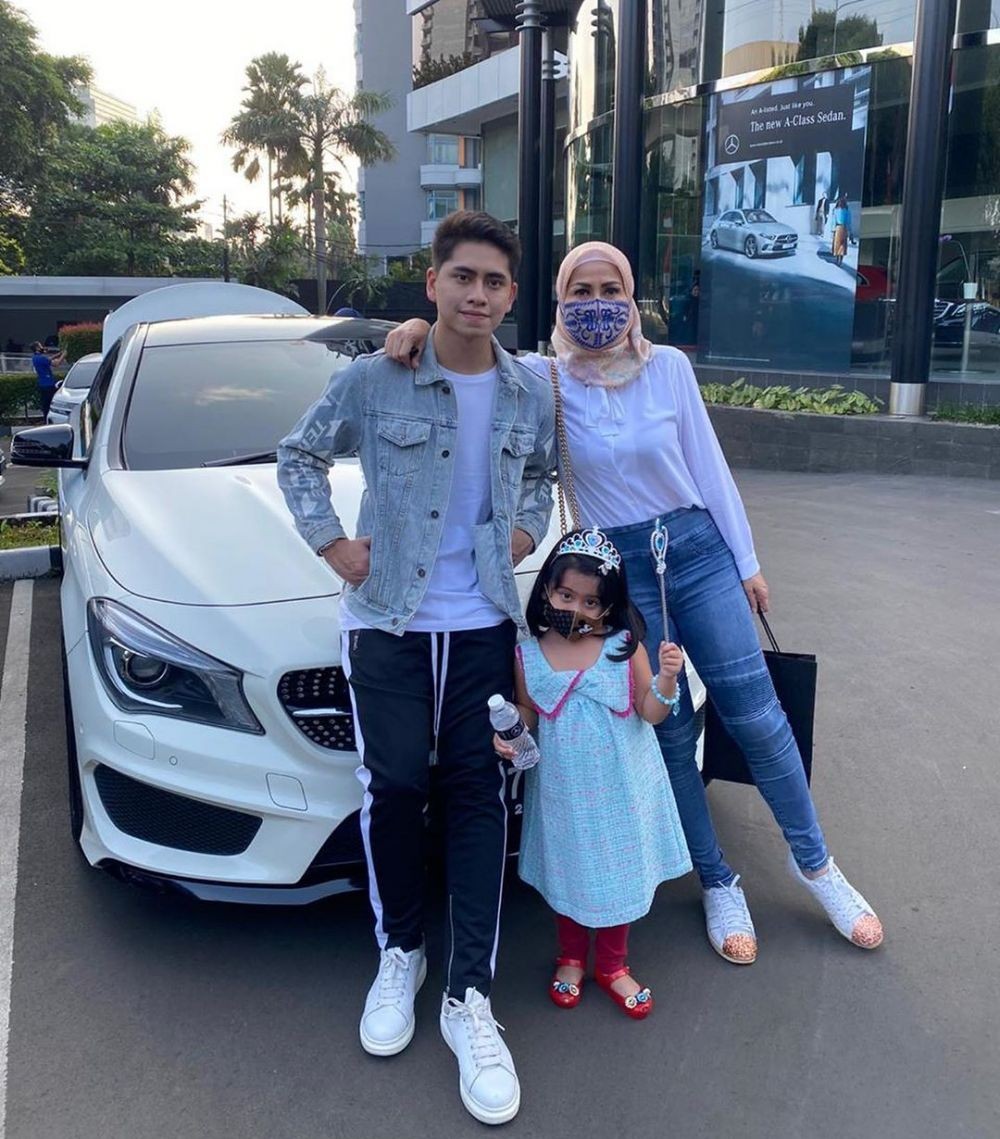 Bak Remaja, 10 Gaya Hits Venna Melinda Hangout Bareng Anak