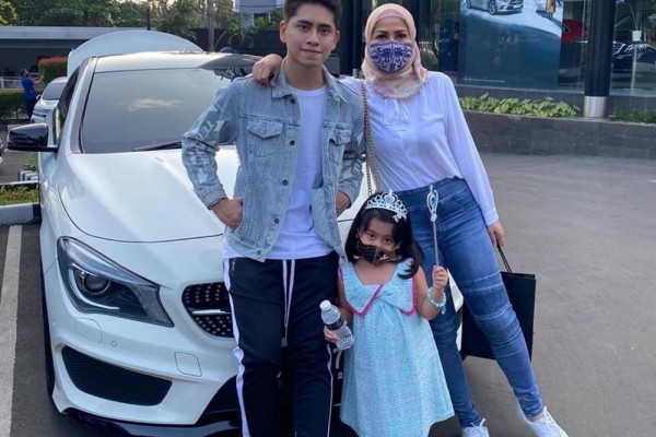 10 Potret Hits Venna Melinda bersama Anak, Bak ABG Hangout Bareng