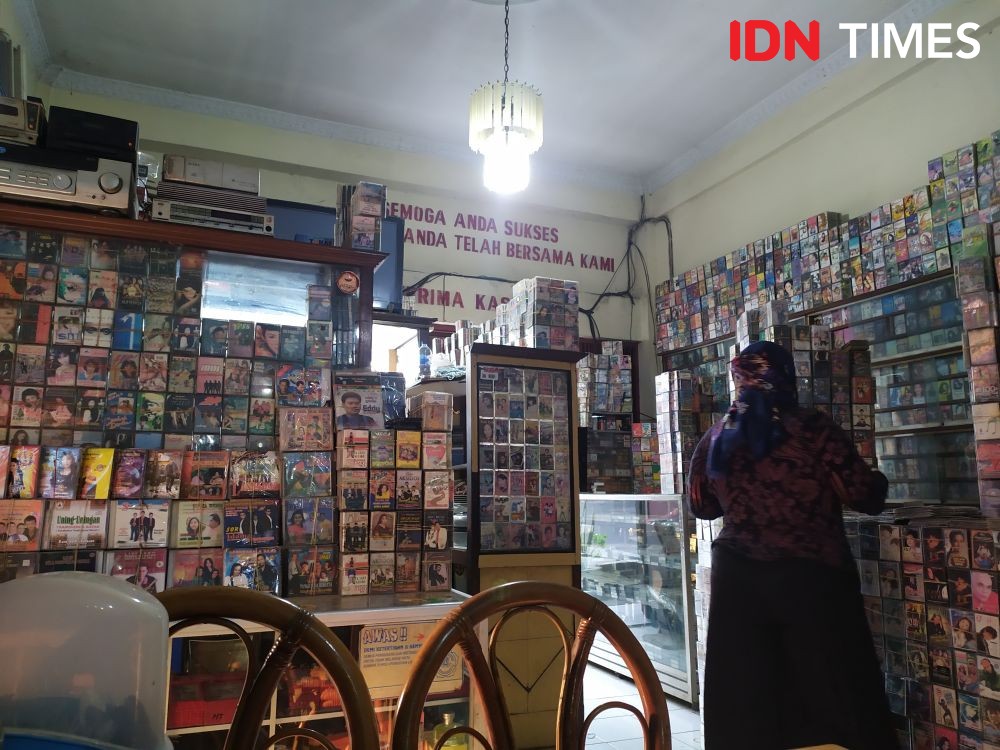 Menguak Keunikan Rumah Makan Padang di Semarang Nyambi Berbisnis Kaset Pita
