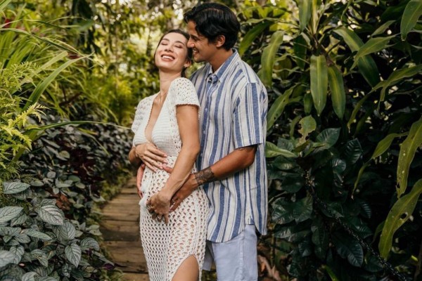10 Pasangan Artis yang Nikah Beda Agama Tapi Iman Tetap Masing-masing