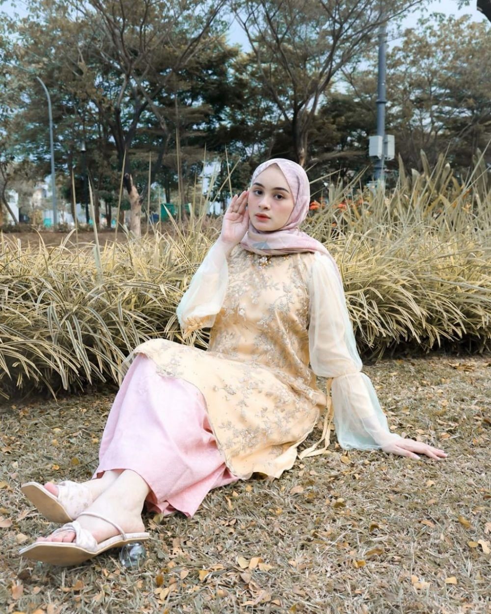 Inspirasi Kebaya ala Sabrina Sosiawan, Mama Muda Usia 17 Tahun