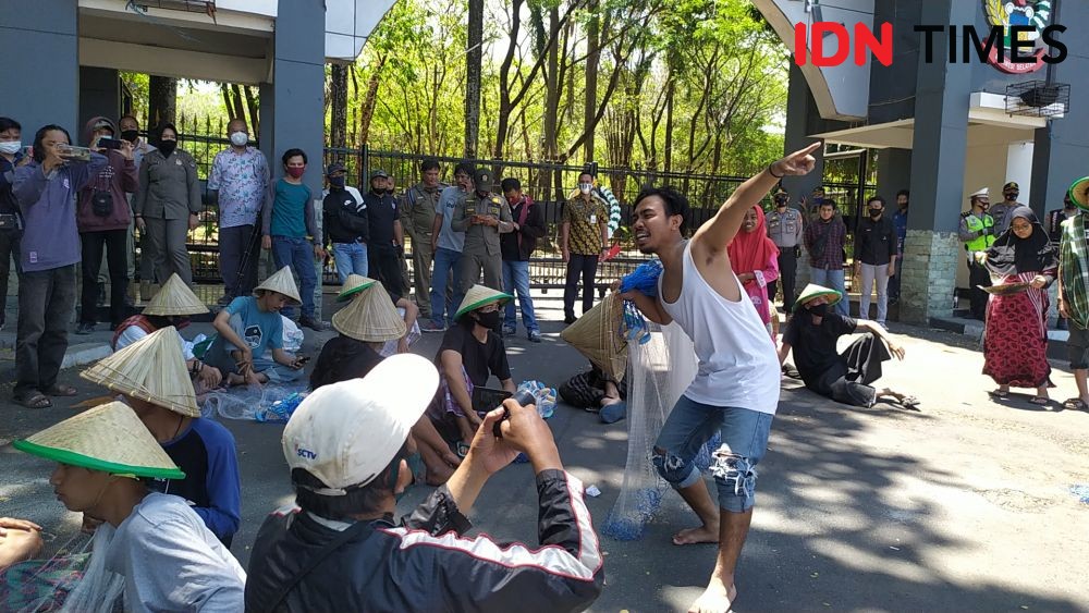 Kantor Gubernur Jadi Panggung Teatrikal Nelayan Kodingareng