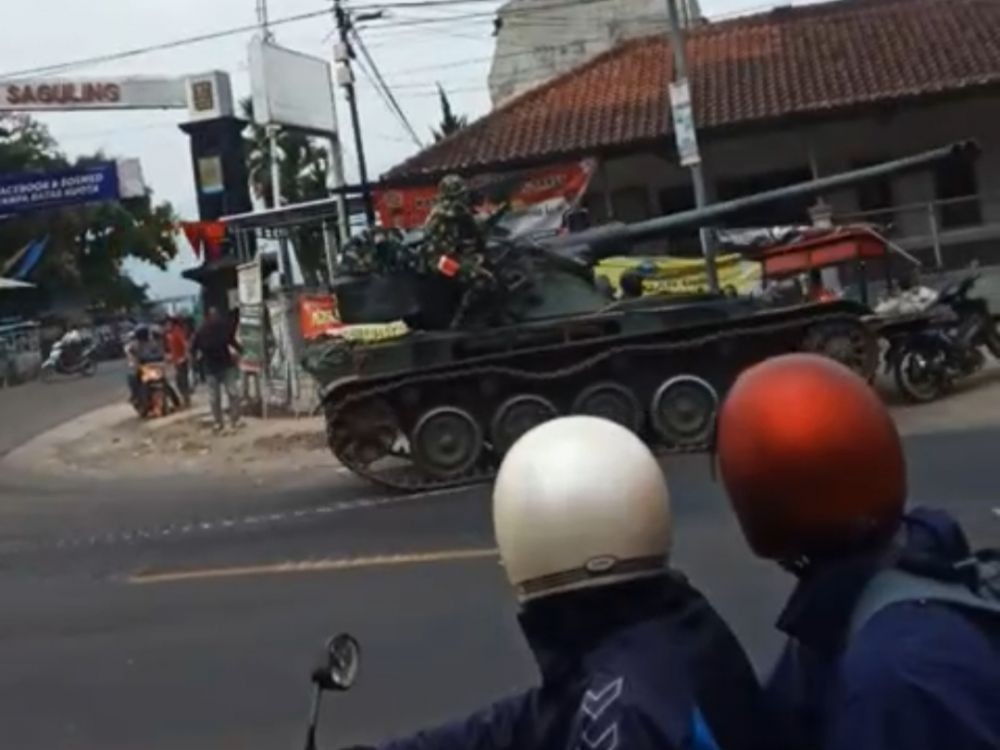 Hilang Kendali, Tank Baja TNI AD Lindas Gerobak dan 4 Motor di KBB