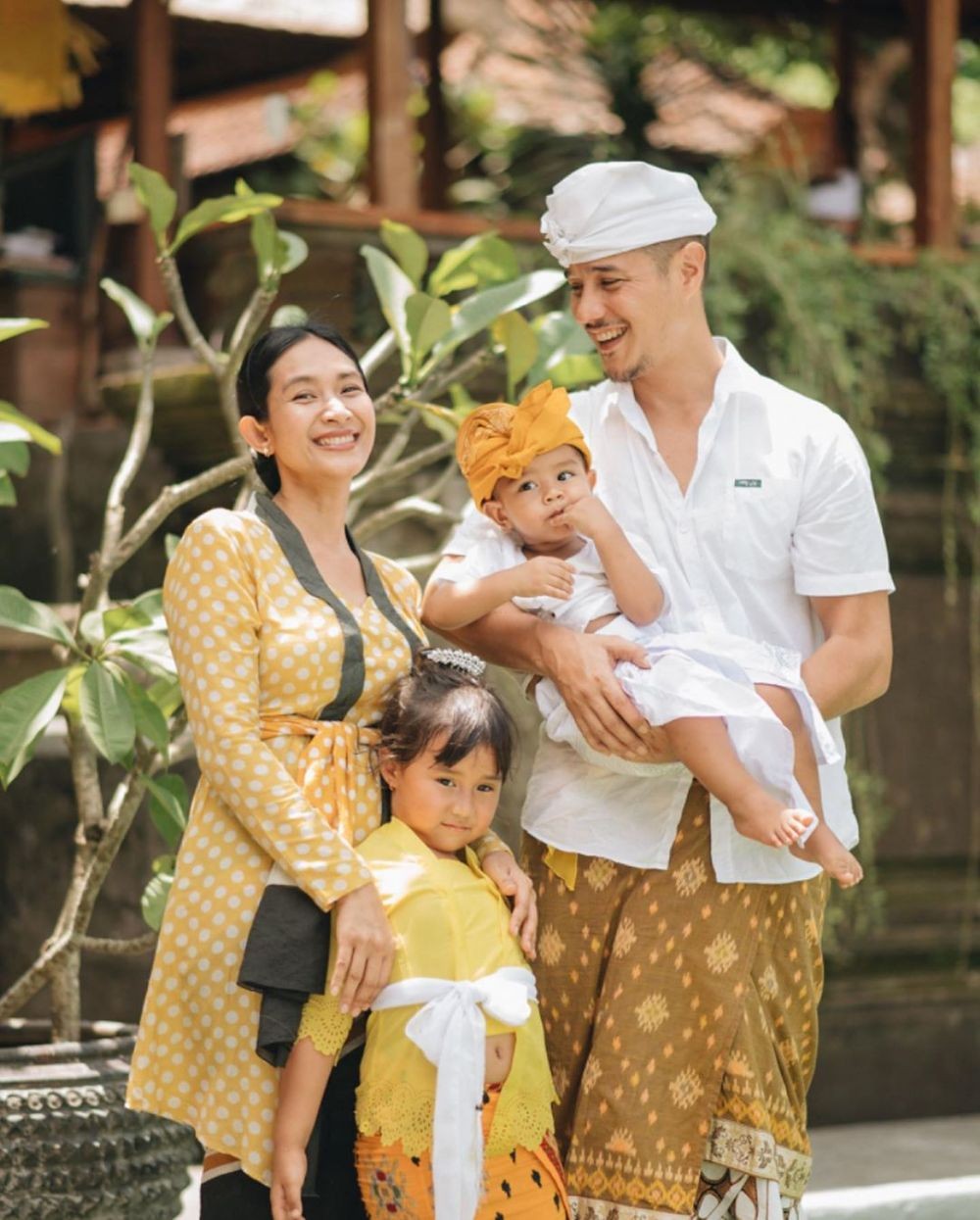 Kompak di Acara Formal, 9 Gaya OOTD Kebaya ala Keluarga Artis