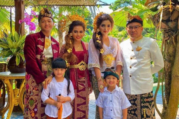Kompak di Acara Formal, 9 Gaya OOTD Kebaya ala Keluarga Artis