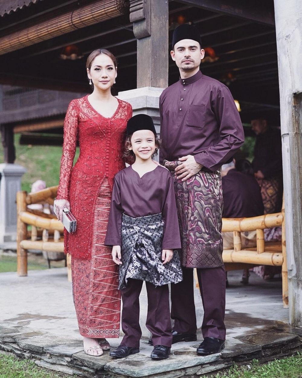Kompak di Acara Formal, 9 Gaya OOTD Kebaya ala Keluarga Artis