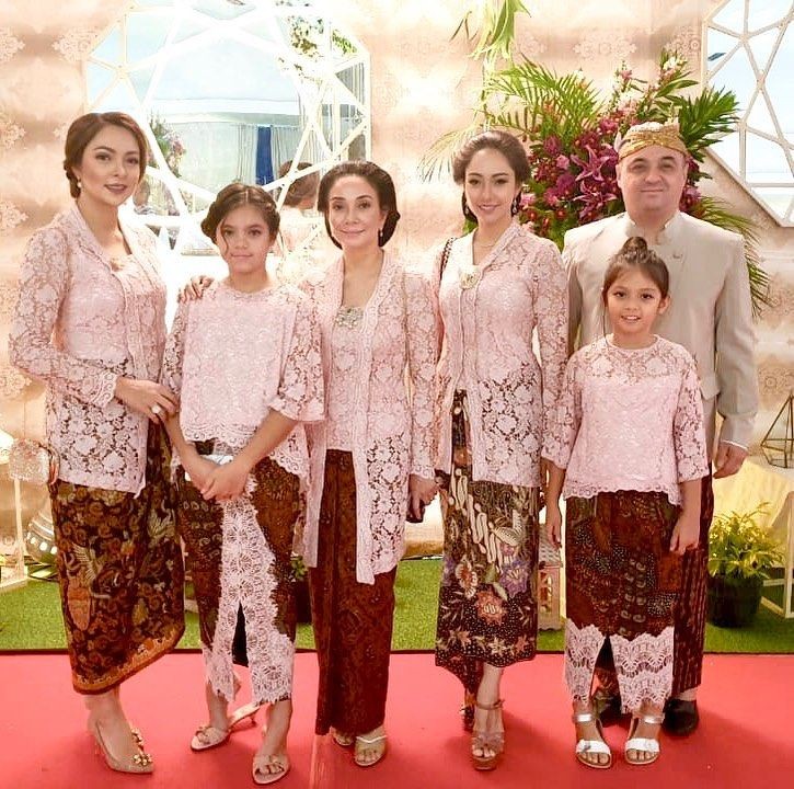 Kompak di Acara Formal, 9 Gaya OOTD Kebaya ala Keluarga Artis