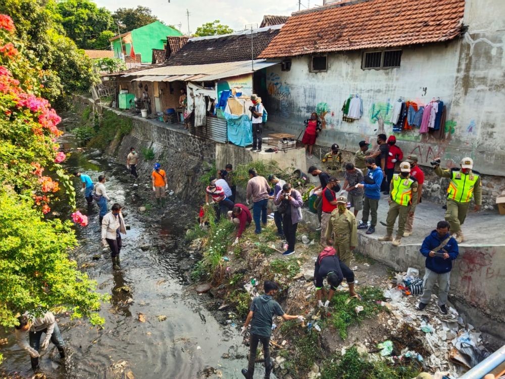 Sanksi Tak Bermasker di Solo, 41 Orang Dihukum Bersihkan Sungai