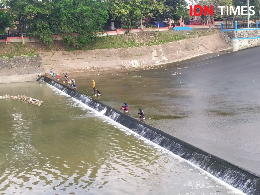 Air Menyusut, Warga Semarang Menantang Maut Bermain di Bawah Bendungan