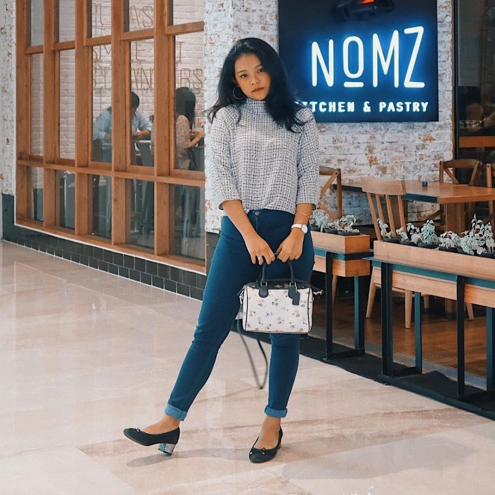 12 OOTD Warna Pastel ala Ririe Prams, Awet Muda bak Anak Sekolah