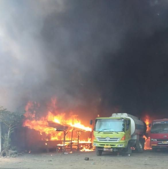 Diiringi Ledakan, 1 Hektare Ilalang dan 5 Truk di Margomulyo Terbakar