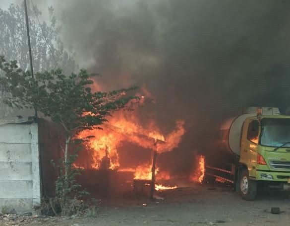 Diiringi Ledakan, 1 Hektare Ilalang dan 5 Truk di Margomulyo Terbakar