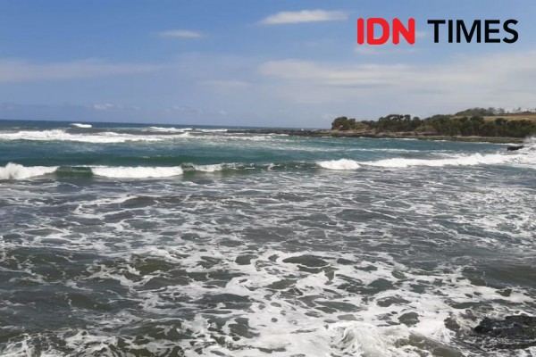 Sepasang Kekasih Raib Digulung Ombak Saat Selfie di Pantai Logending