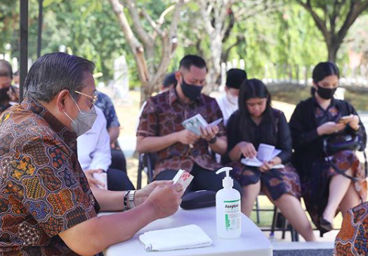 Nyekar ke Makam Mendiang Bu Ani, 10 Momen Sederhana Perayaan Ultah SBY