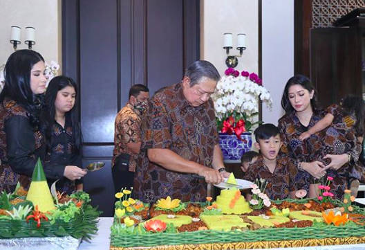 10 Momen Sederhana Perayaan Ultah SBY, Nyekar Ke Makam Mendiang Bu Ani