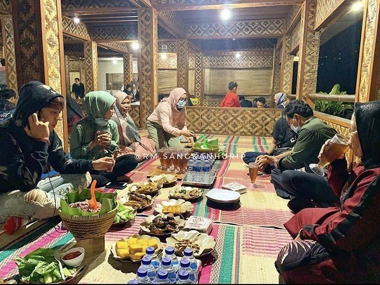 9 Potret Rizky Billar Bareng Orangtua yang Jarang Diekspos