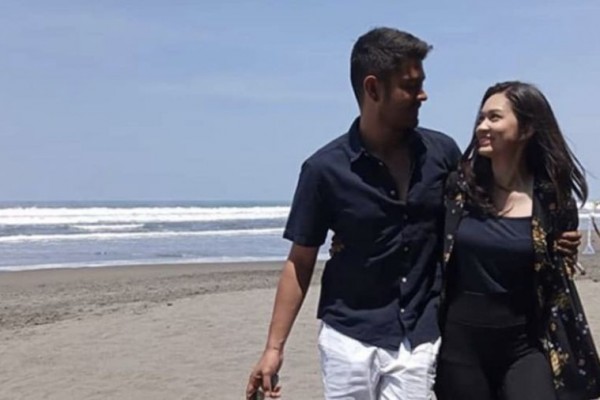 10 Potret Mesra Faradilla Yoshi dan Brian McKenzie, Bikin Baper Nih