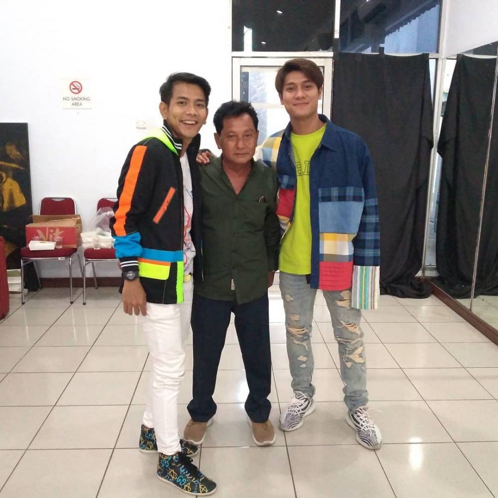 9 Potret Rizky Billar Bareng Orangtua yang Jarang Diekspos