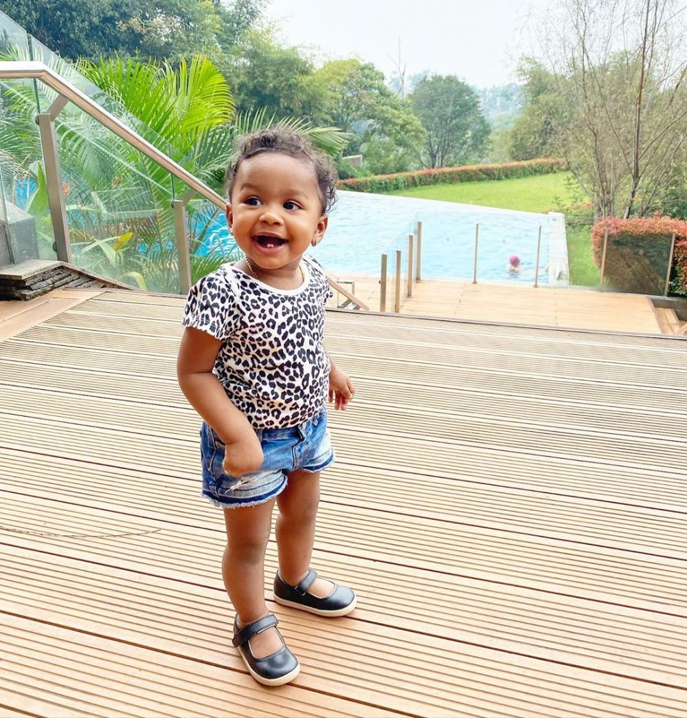 Gak Kalah Dari Stormi Webster, 10 Foto Glamor Kira Anak Kimmy Jayanti