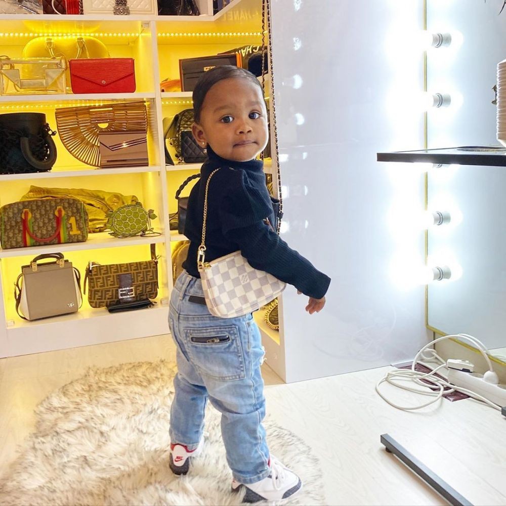 Gak Kalah Dari Stormi Webster, 10 Foto Glamor Kira Anak Kimmy Jayanti