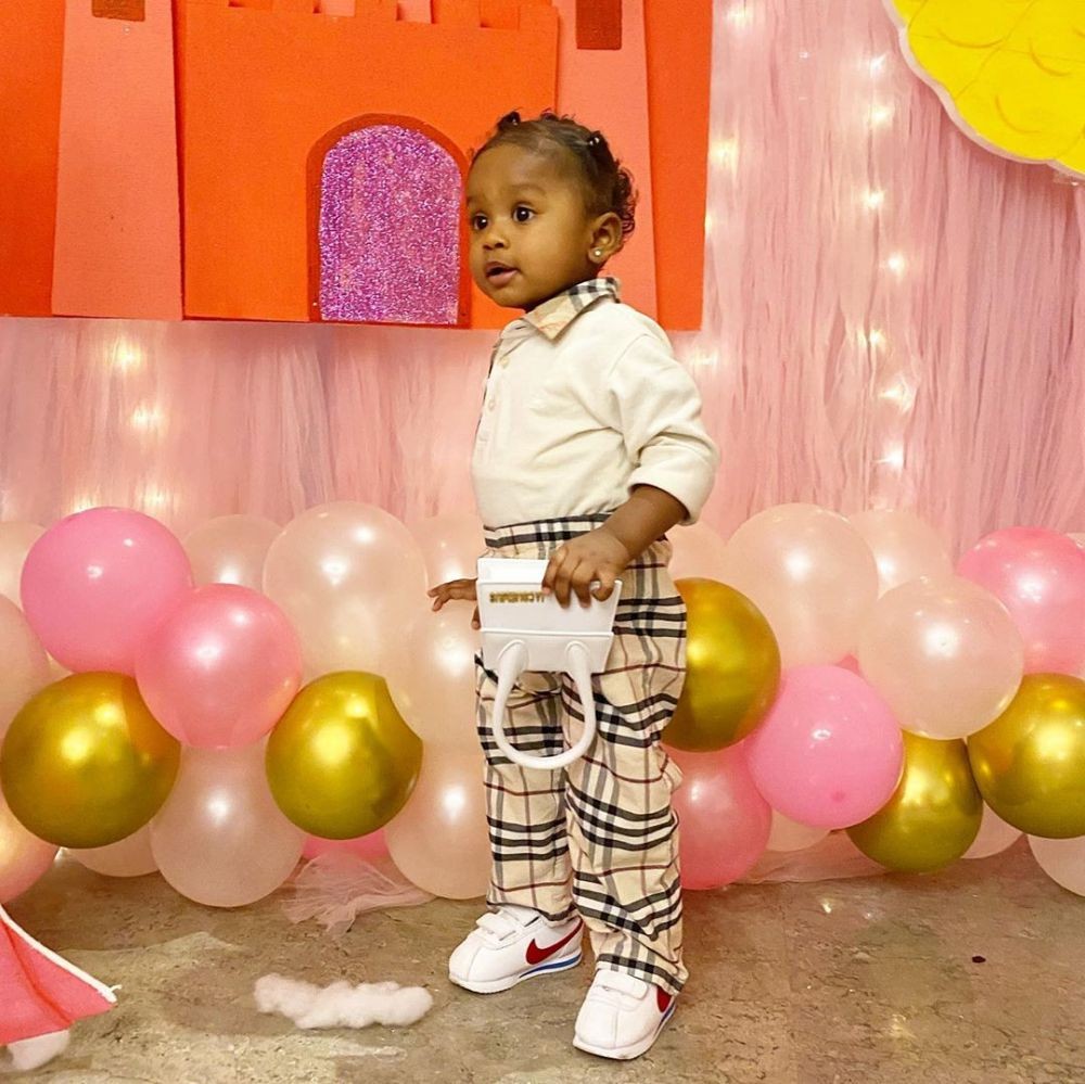 Gak Kalah Dari Stormi Webster, 10 Foto Glamor Kira Anak Kimmy Jayanti