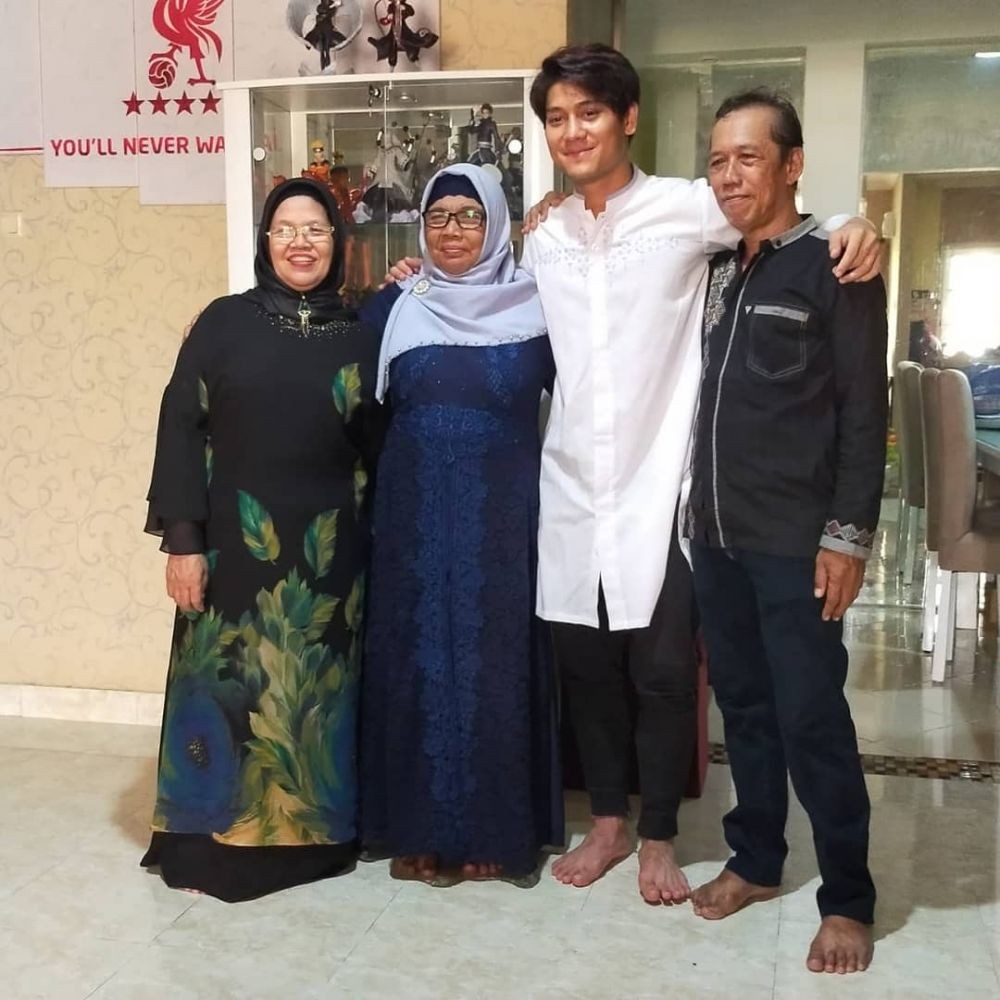 9 Potret Rizky Billar Bareng Orangtua yang Jarang Diekspos