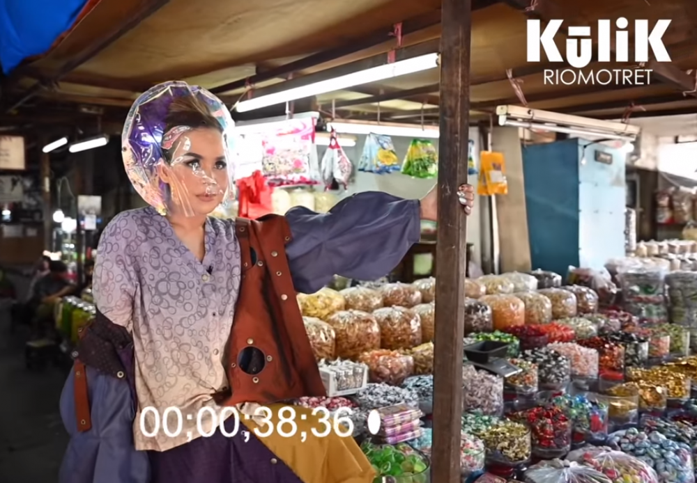 10 Potret Melaney Ricardo Pakai Baju Rp1 Miliar di Pasar Glodok, Hits!