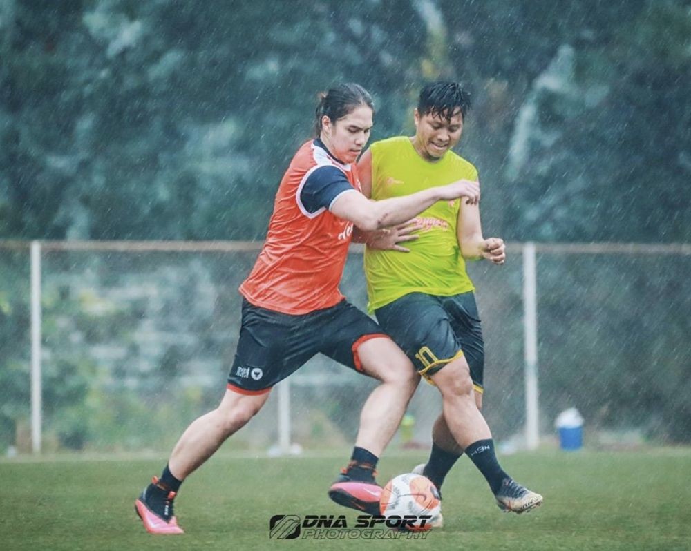 Bermandikan Keringat, 10 Pose Macho dan Atletis El Rumi saat Main Bola