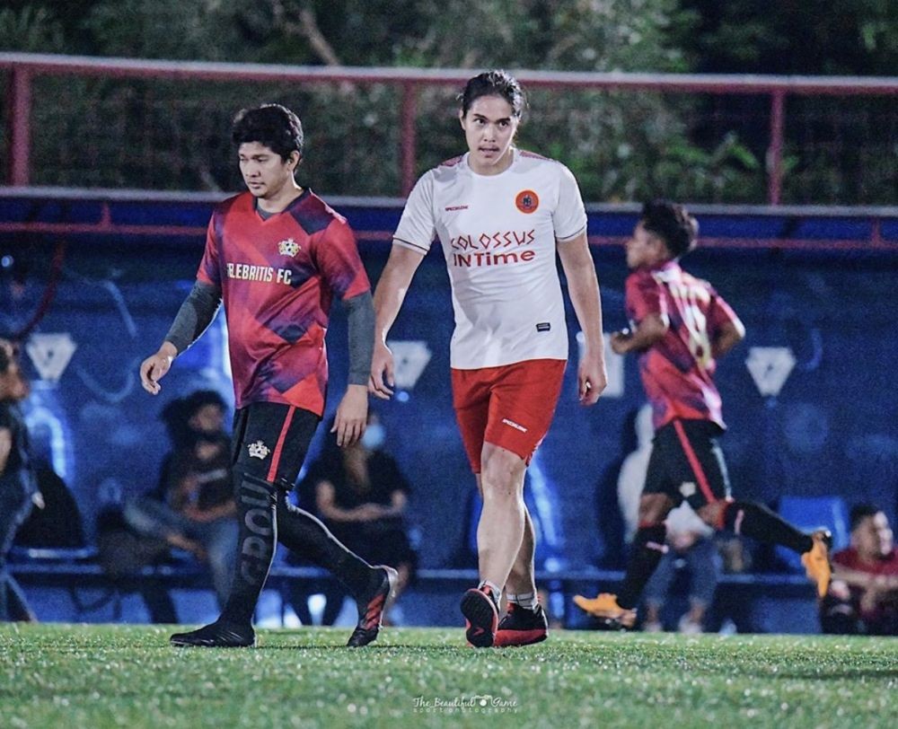 Bermandikan Keringat, 10 Pose Macho dan Atletis El Rumi saat Main Bola