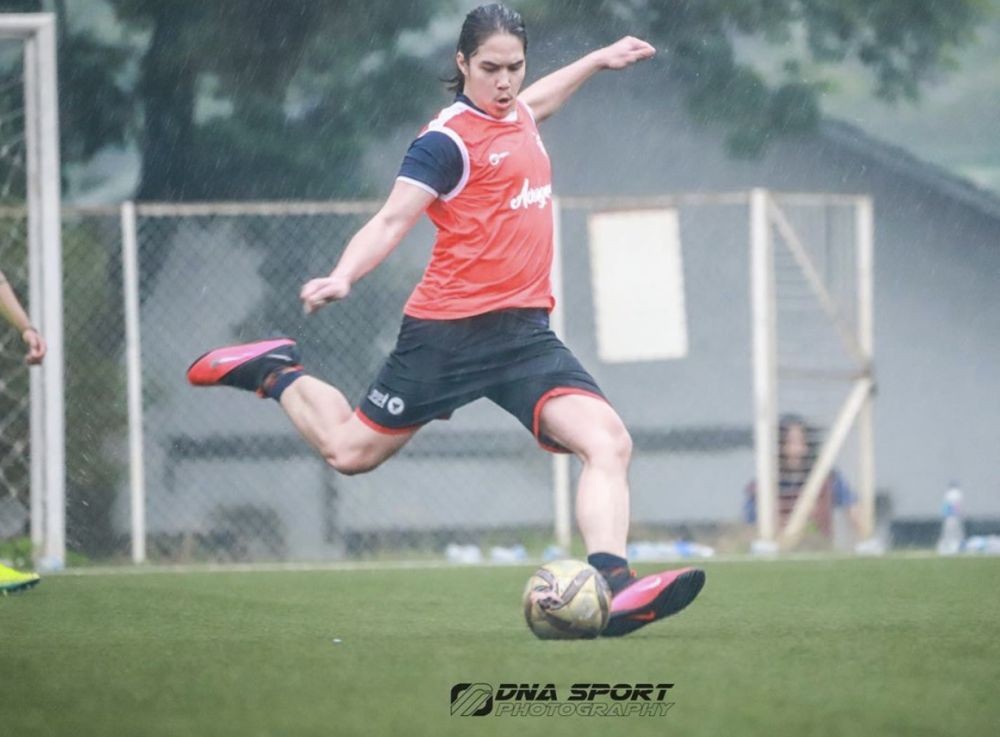 Bermandikan Keringat, 10 Pose Macho dan Atletis El Rumi saat Main Bola