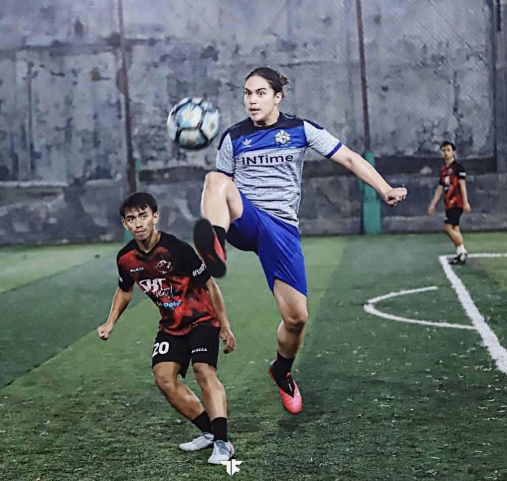 Bermandikan Keringat, 10 Pose Macho dan Atletis El Rumi saat Main Bola