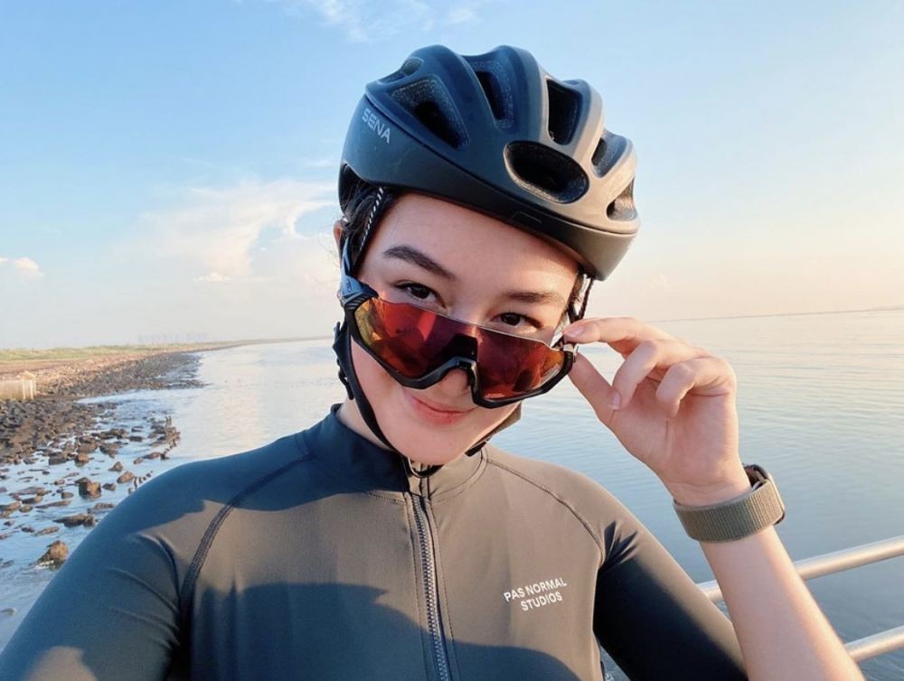 10 Potret Body Goals Natasha Ryder Bugar Bersepeda, Bikin Melting Abis